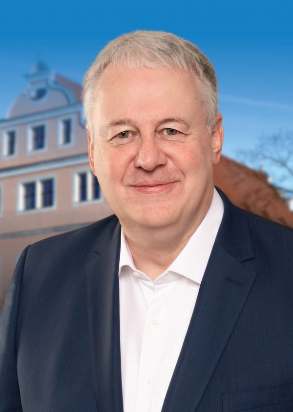 Porträtbild Landrat Richard Reisinger mit LRA-Hintergrund