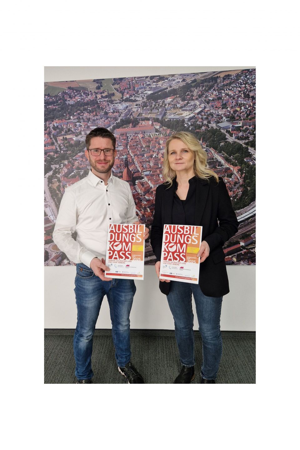 2 Personen der Wirtschaftsförderung halten das Cover des Ausbildungskompasses