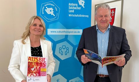 Ausbildungskompass Martina Bösl mit Landrat Richard Reisinger vor dem Roll-up der Wirtschaftsförderung