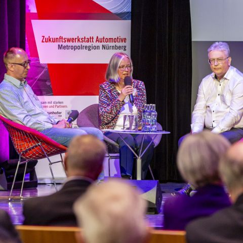 Zukunftswerkstatt Metropolregion Eröffnungs Paneltalk - 3 Personen, welche sich unterhalten. 