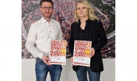 2 Personen der Wirtschaftsförderung halten das Cover des Ausbildungskompasses