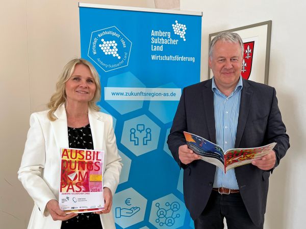 Ausbildungskompass Martina Bösl mit Landrat Richard Reisinger vor dem Roll-up der Wirtschaftsförderung