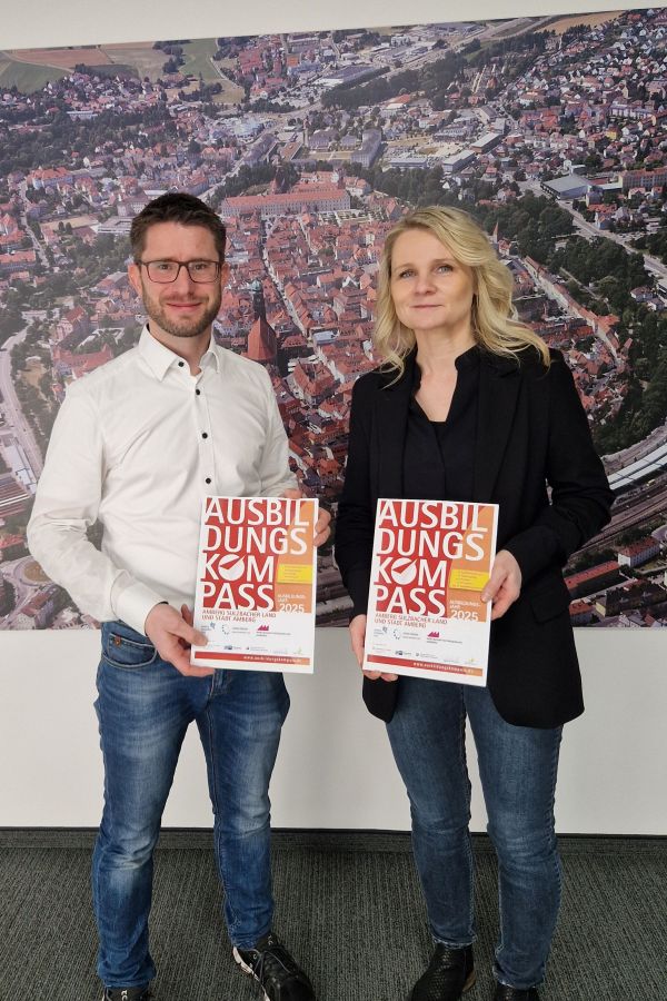 WiFö AS und AM mit Cover des Ausbildungskompasses 
